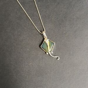 Silver tone stingray mood necklace